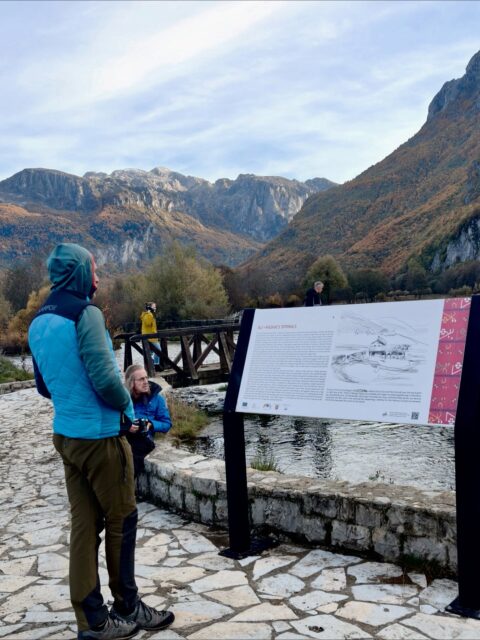 📝 Posjeta novinara i turističkih stručnjaka Gusinju 📍

Turistička organizacija Gusinje u saradnji sa Turističkom agencijom RAMS imala je zadovoljstvo da ugosti grupu renomiranih stranih novinara, putopisaca i predstavnika turističkog sektora iz Holandije, Italije i Belgije.

Naši gosti bili su:
📸 Rutger van den Hoofdakker – freelance pisac, fotograf i travel novinar iz Holandije;
🖋️ Paul Wennekes – freelance novinar i autor prvog holandskog turističkog vodiča o Crnoj Gori;
🌍 Marianne van Twillert-Wennekes – autorka bloga www.montenegro-for.me i knjige “Montenegro off the beaten track”,
🚵‍♂️ Matteo Zamboni – tehnički direktor i vodič u italijanskom tour operatoru Bivacco Viaggi;
📷 Lotte Wildiers – belgijska travel novinarka i fotografkinja;
🌐 Roberto Foresi – SEO menadžer rimskog tour operatora specijalizovanog za putovanja po Balkanu.

Naše kolege iz Turističke organizacije Gusinje su im tokom posjete pokazale najljepše prirodne dragulje našeg kraja – Ali-pašine izvore, Dolinu Grebaje, Prokletije i druga znamenita mjesta, predstavljajući bogatu ponudu Gusinja i okolnih destinacija.

Posjeta je realizovana u sklopu Projektnih atkivnosti
SReST projekta(drustveno odgovorni slow food turizam u dunavskog regiji) a u Crnoj Gori projekat implementira
NVO Kisele vode iz Bijelog Polja.
Projekat je finansiran iz sredstava EU a dio u Crnoj Gori i od Ministarstva javne uprave u iznosu od 27000€.

📍 Zahvaljujemo se našim gostima na posjeti i interesovanju za Gusinje – pravo mjesto za istinske ljubitelje prirode i autentičnih iskustava!