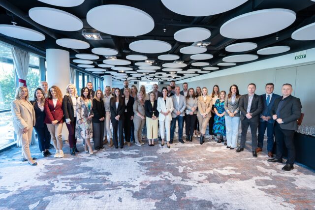 Direktorica Turističke organizacije Gusinje Nataša Jovović, prisustvovala je godišnjem sastanku koji je organizovala Nacionalna turistička organizacija Crne Gore sa ostalim rukovodiocima lokalnih turističkih organizacija sjeverne i centralne regije. 🇲🇪

Na sastanku su učestvovali i predstavnici Air Montenegro i Skijališta Crne Gore, kao i Ministarstva Turizma, a razgovaralo se o planovima za promociju zimske turističke sezone i koordinaciji promotivnih aktivnosti za 2026. godinu. ❄️✨

Cilj sastanka bio je zajednički rad na unapređenju promocije Crne Gore kao turističke destinacije, kroz razmjenu iskustava i ideja između lokalnih i nacionalnih aktera u turizmu. 🌍🤝

TO Gusinje nastavlja da aktivno doprinosi razvoju turizma i promociji destinacije, u saradnji sa partnerima na nacionalnom nivou. 

📍 Podgorica | 09. oktobar 2025.