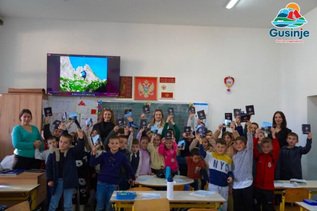 📍Međunarodni dan djeteta📍

Turistička organizacija Gusinje u saradnji sa OŠ "Džafer Nikočević" je održala radionicu sa II i III razredom.

20. Novembra obilježavamo Međunarodni dan djeteta – dan posvećen djeci, pravima djeteta, radosti i kreativnosti. 
Ovo je prilika da se prisjetimo koliko je važno da svako dijete raste u okruženju punom podrške, razumijevanja i ljubavi.

Ovom prilikom Turistička organizacija je izradila Bojanke za sve učenike sa motivima Gusinja, kao i pripremila poklone u vidu "Travel pasoša" sa kog su djeca prepoznala sve naše lokalitete i upoznala one nove koje još uvijek nijesu imali priliku da posjete.

Današnja radionica idealna je prilika da učimo, družimo se i pokažemo koliko je dječji glas važan i vrijedan.

Srećan Međunarodni dan djeteta! 💙

📍Dita Ndërkombëtare e Fëmijëve📍

Organizata Turistike Guci në bashkëpunim me Shkollën Fillore "Xhafer Nikoçeviq" mbajti një punëtori me klasat e 2-ta dhe të 3-ta.

Më 20 nëntor, festojmë Ditën Ndërkombëtare të Fëmijëve - një ditë kushtuar fëmijëve, të drejtave të fëmijëve, gëzimit dhe kreativitetit.
Kjo është një mundësi për të kujtuar sa e rëndësishme është që çdo fëmijë të rritet në një mjedis plot mbështetje, mirëkuptim dhe dashuri.

Me këtë rast, Organizata Turistike bëri libra për ngjyrosje për të gjithë nxënësit me motivet e Gucisë, si dhe përgatiti dhurata në formën e "Pasaportave të Udhëtimit" nga të cilat fëmijët njohën të gjitha lokalitetet tona dhe njiheshin me të reja që nuk kishin pasur ende mundësinë t'i vizitonin.

Punëtoria e sotme është një mundësi ideale për të mësuar, për t'u shoqëruar dhe për të treguar sa i rëndësishëm dhe i vlefshëm është zëri i fëmijëve.

Gëzuar Ditën Ndërkombëtare të Fëmijëve! 💙