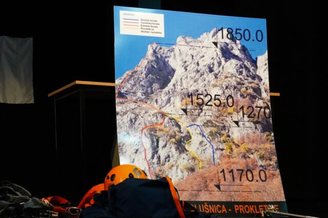 🗻 🧗🏼‍♂️Predstavljanje projekta "Via Ferrata" 🧗🏼🗻

Večeras, u sali Centra za kulturu održano je veče posvećeno  planinsko-sportskom turizmu i predstavljanju projekta Via Ferrata Gusinje.

U prisustvu brojnih gostiju i partnera predstavljen je novi sadržaj koji će obogatiti ponudu Gusinja, NP Prokletija i naših Grebaja, kao i doprinijeti razvoju aktivnog turizma u našem kraju. 

Od strane "Fondacije Prokletije" uručene su i zahvalnice iskusnim planinarima za njihov rad i trud na promociji turizma i našeg kraja.🏆

U prilogu su kadrovi govornika i obraćanja od strane Lokalne samouprave ispred koje se obratio predsjednik Opštine Gusinje - Sanel Balić, Turističke organizacije Gusinje - direktorica Nataša Jovović, NP Prokletije - direktora Miralema Metjahića, kao i direktora "Fondacije Prokletije" Ruždije Radončića.

Hvala svima koji su bili dio ove večeri.
Zajedno gradimo snažniju i moderniju viziju Gusinja. 🧩