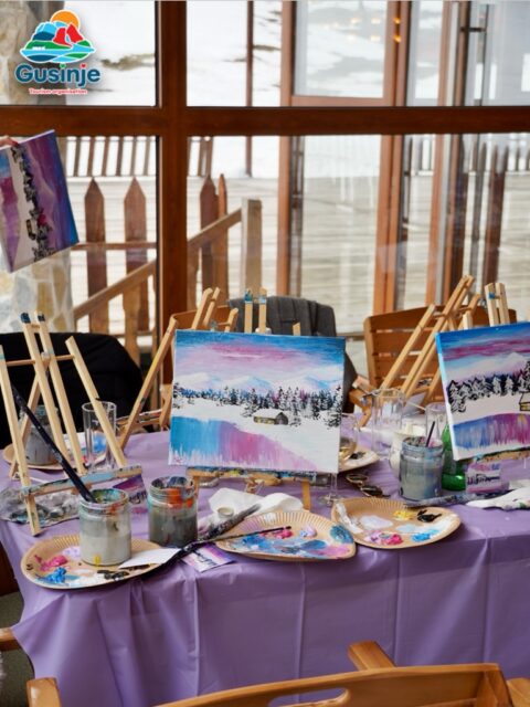 Danas smo, u saradnji sa @paintandwinepodgorica i predivnim moderatorkama Tamarom i Marijom, realizovali slikarsku radionicu posvećenu zimi i zimskom pejzažu.

Na Grebajama smo slikali zimu onako kako se osjeća – mirno i inspirativno. Učesnici su, uz dobru energiju i divno druženje, prenijeli svoj doživljaj zime na platno, svako na svoj jedinstven način. 💟

Nothing like this therapy. ❄️✨