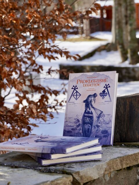 Na mjestu gdje priroda priča svoje najljepše priče, predstavljamo knjigu koja čuva legende Prokletija od zaborava. Svaka stranica vodi vas kroz mistične pejzaže, stare običaje i priče koje su se generacijama prenosile s koljena na koljeno.

🏔️ Ako volite Gusinje, njegove planine i nasljeđe – ovo je knjiga koju morate imati.

Autorka knjige je crnogorska spisateljica Sonja Živaljević. 

Posjetite nas, podržite domaće autore i ponesite sa sobom dio prokletijske čarolije. 💙